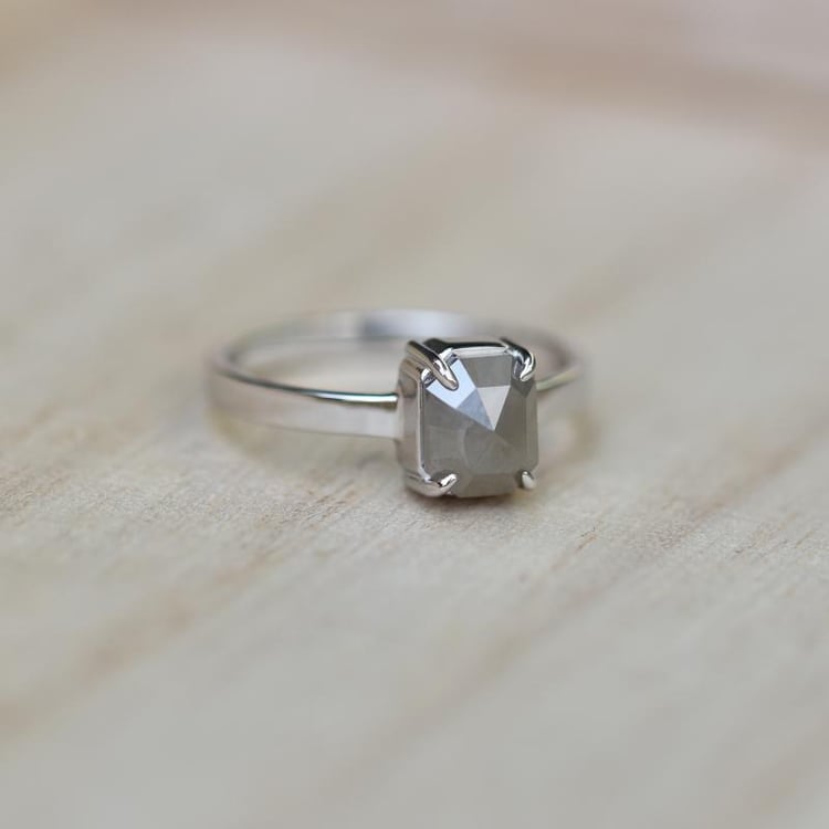 Goldring mit emerald Salt and Pepper Diamant 44316