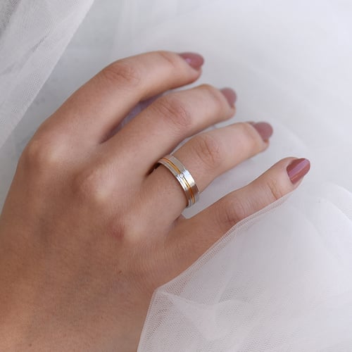 Matte zweifarbige Eheringe mit Rille und Diamanten Nicolass