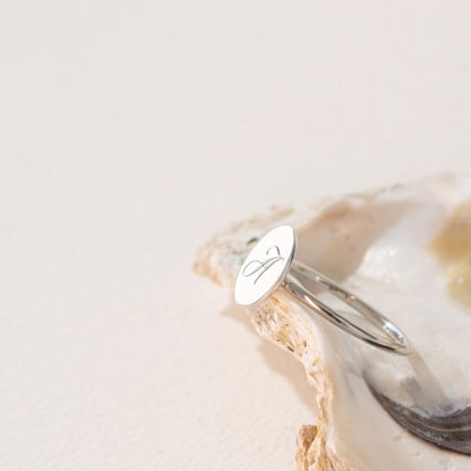 Ovaler Ring mit eingraviertem Buchstaben Riley