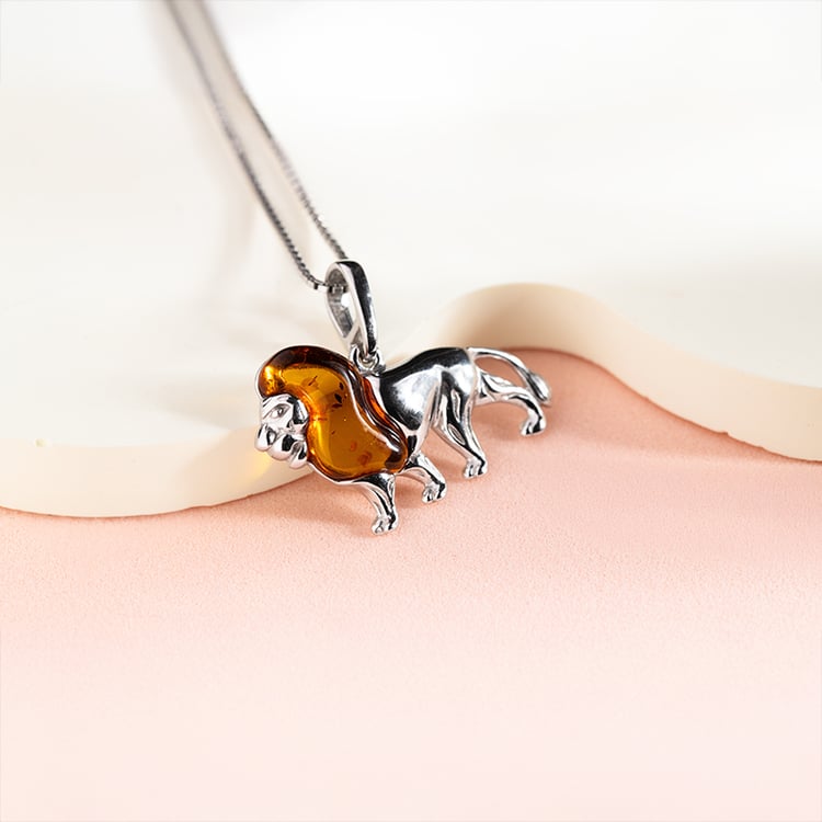 Silberner Bernsteinanhänger in Form eines Löwen Singa 150765