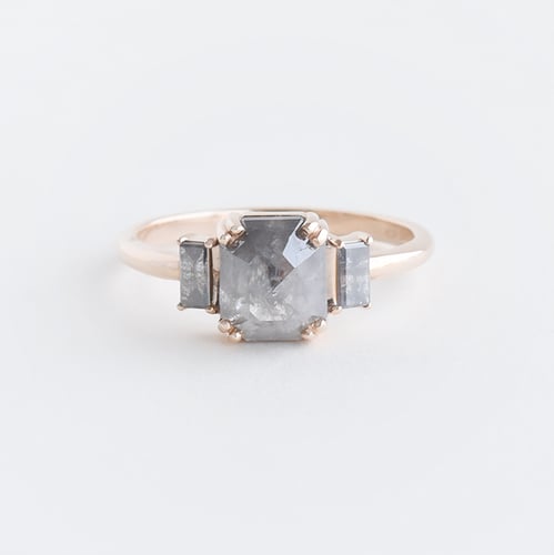 Goldener Ring mit Oktogon und Baguette Salt and Pepper Diamanten Veli