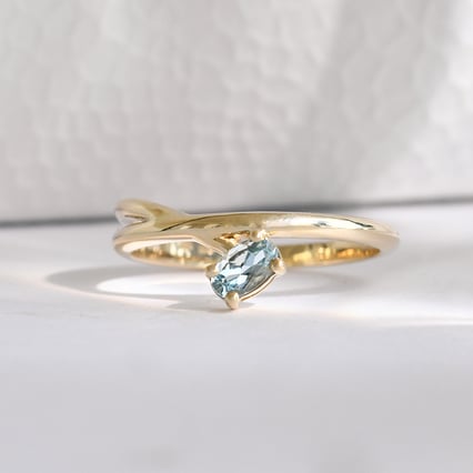 Ring mit einem ovalen Aquamarin Emeli