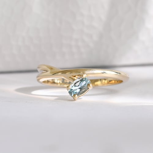Ring mit einem ovalen Aquamarin Emeli