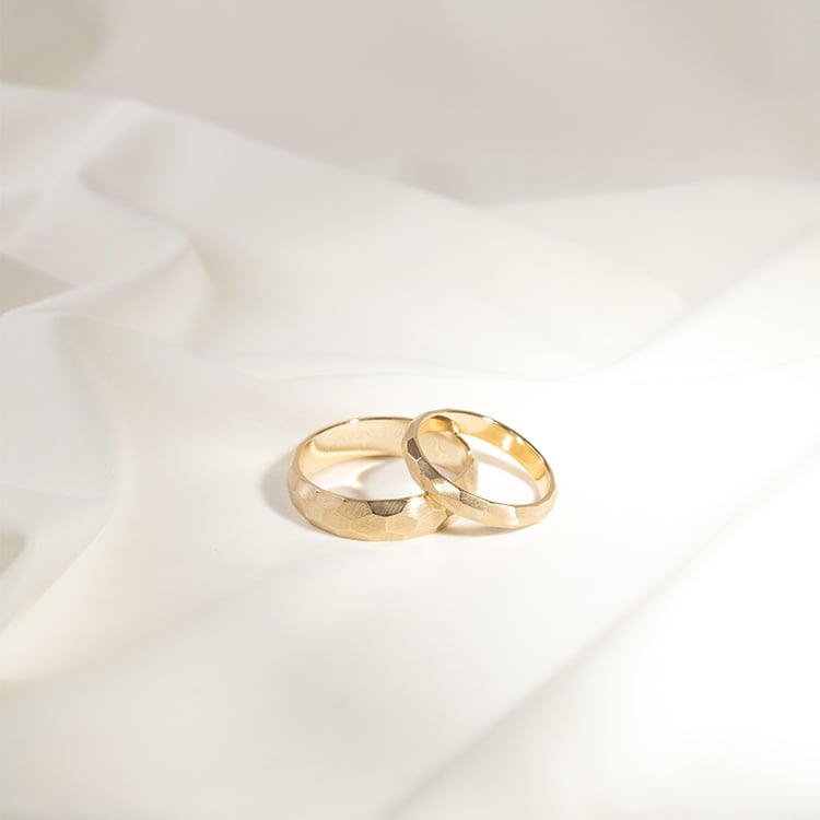 Matte gehämmerte Eheringe aus Gold Zvezda 130403