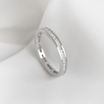 Eternity-Ring mit Diamanten und Ring im Komfort-Stil Mirica