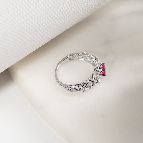 Verlobungsring mit einem Rubin und Diamanten im Vintage-Stil Chantal