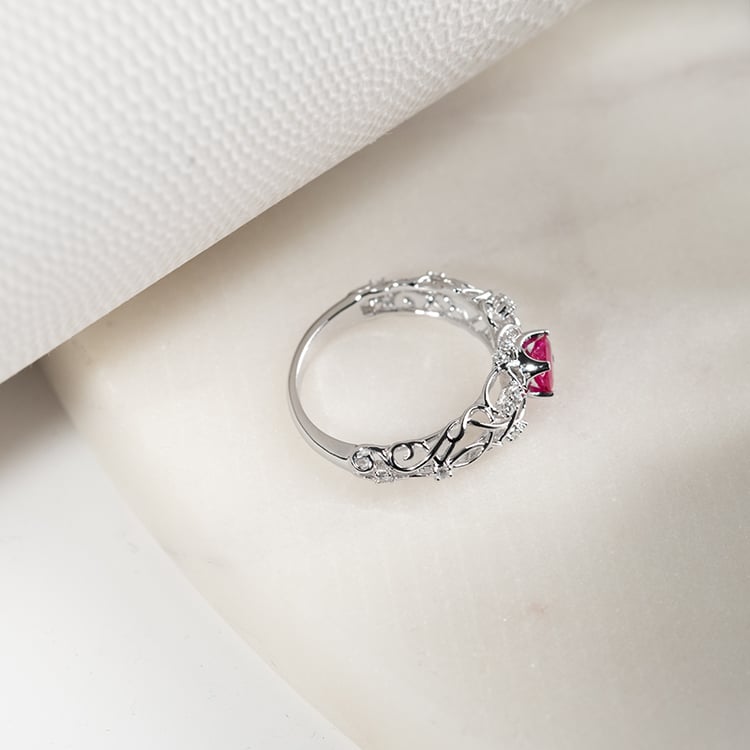 Verlobungsring mit einem Rubin und Diamanten im Vintage-Stil Chantal 133176