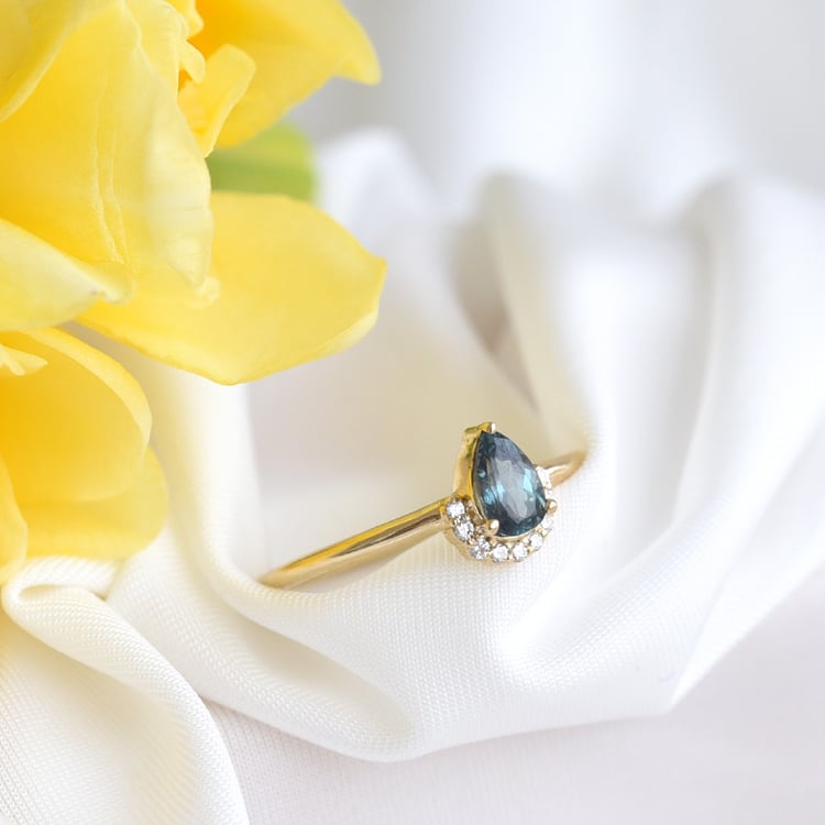 Goldener Ring mit Alexandrit und Diamanten Pallavi 82324