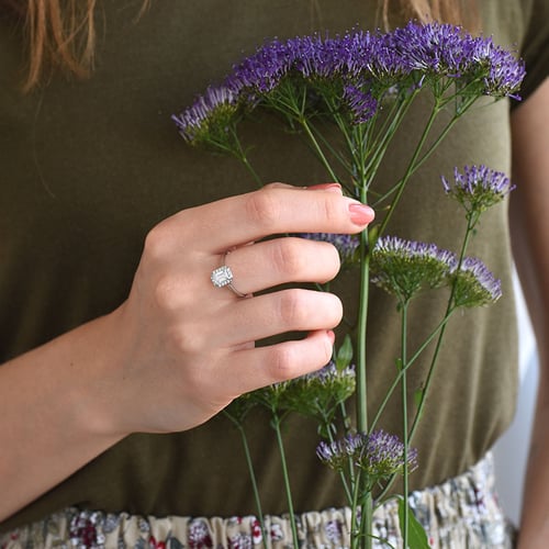 Verlobungsring aus Platin mit Emerald-Moissanit Valma