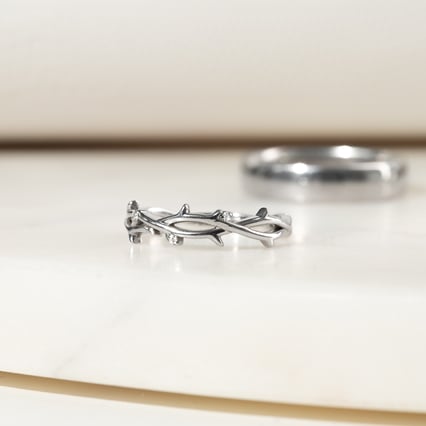 Zarter Ring mit einem Zweiglein und Lab Grown Diamanten Hamana