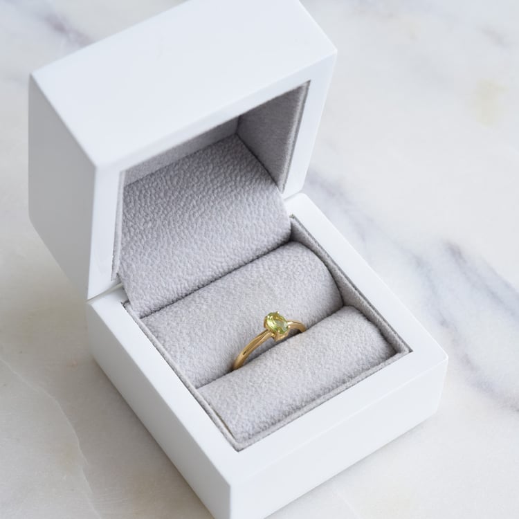 Silberner Ring mit ovalem Olivin Aelita 86082