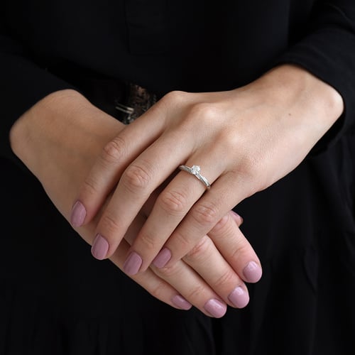 Verlobungsring mit seitlichen Diamanten Avihu