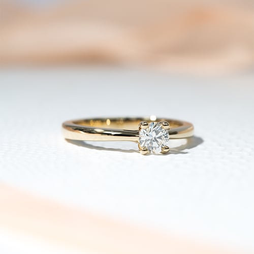 Verlobungsring mit Diamant im Rundschliff Katya