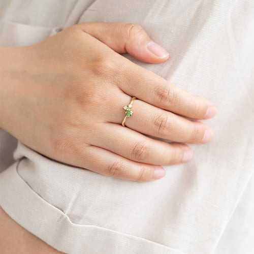 Cluster Ring mit grünem Diamanten und Edelsteinen Roche