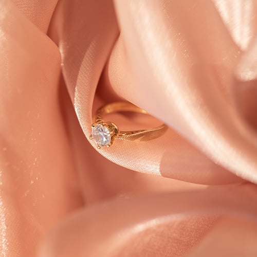 Verlobungsring mit einem Diamanten Eveta