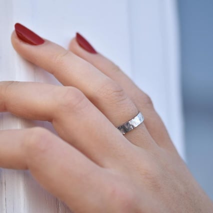 Goldene Eheringe mit Relief Zendoro