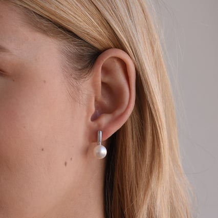 Silberne Hängeohrringe mit weißen Perlen Imala