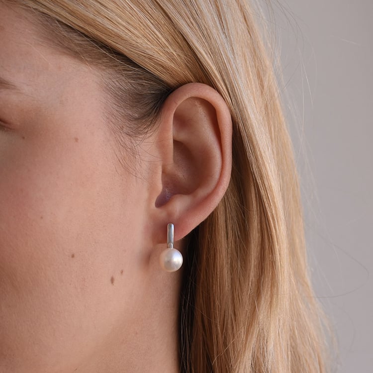 Silberne Hängeohrringe mit weißen Perlen Imala 65622