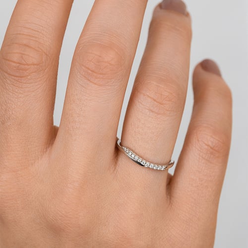 Atypisch gewellter Goldring mit Lab Grown Diamanten Vide