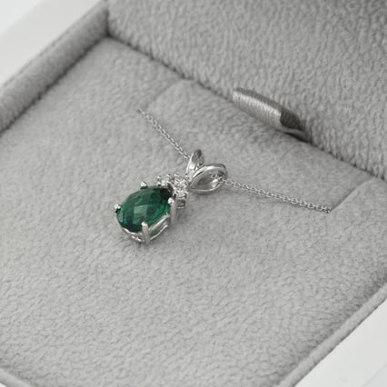 Smaragd-Anhänger aus Gold mit Diamanten Tamatha