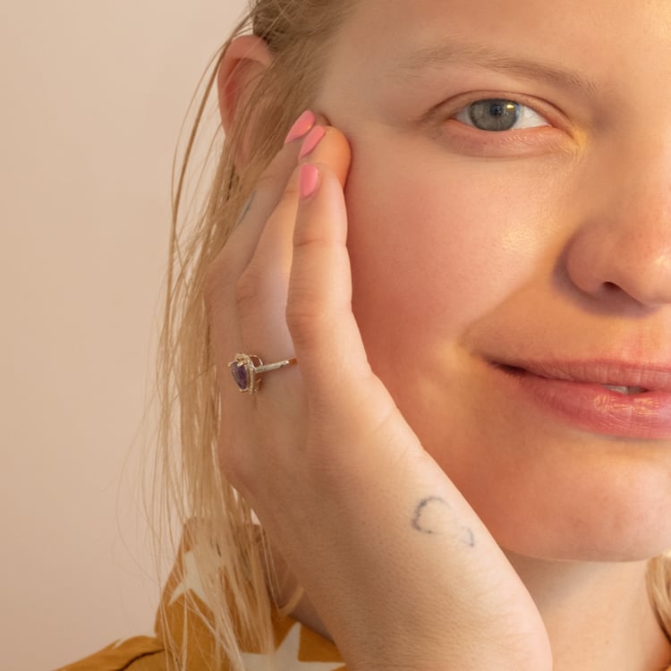 Goldring mit Amethyst in Herzform und Diamanten Connelly 101197