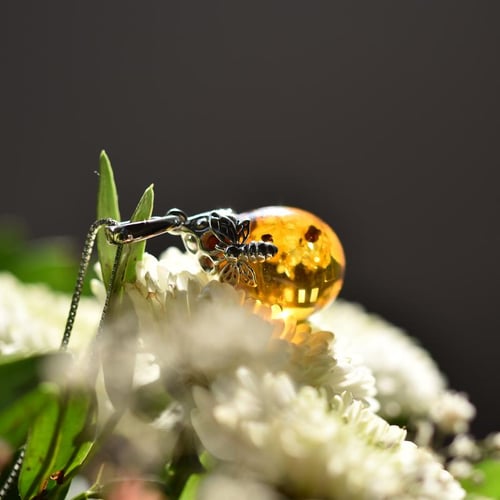 Bernsteinanhänger aus Silber mit Biene Honey