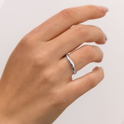 Unregelmäßige Eheringe aus Gold mit Diamanten Parnell