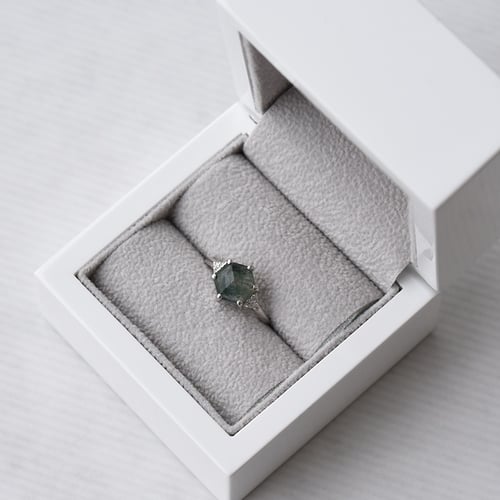 Goldener Verlobungsring mit Moosachat und Diamanten Yasmeen
