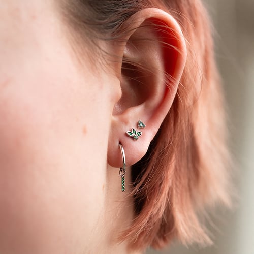 Goldener Piercing Ohrstecker mit Smaragden Masha