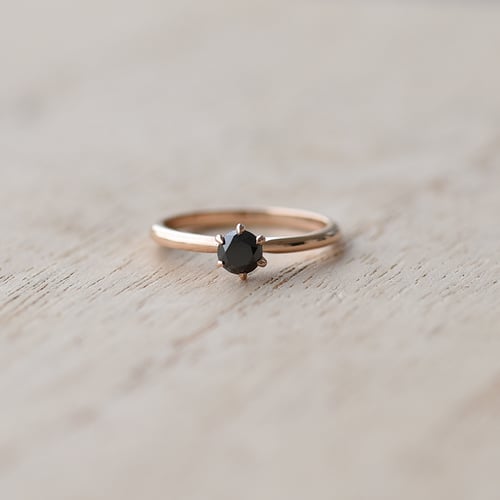 Goldener Verlobungsring mit schwarzem Diamant Mala