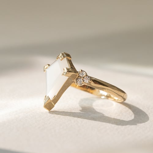 Ring mit einem milchigen Mondstein Kettil