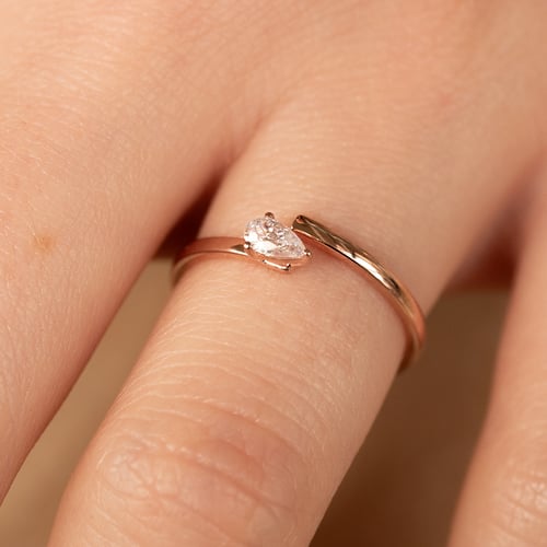 Unkonventioneller Verlobungsring mit einem Diamanten Hazel
