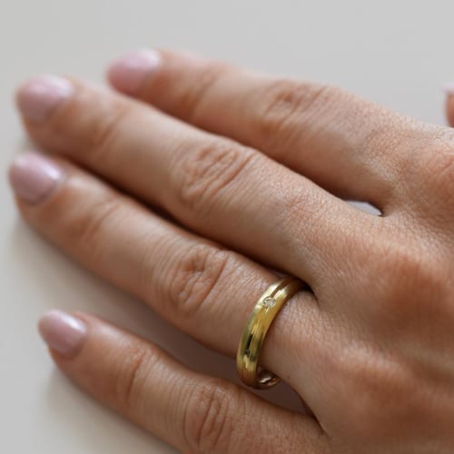 Goldene Eheringe mit Diamant Dellai