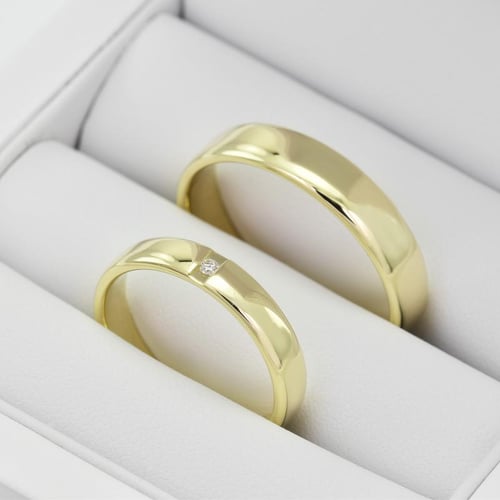 Goldene Eheringe mit Diamanten Yank