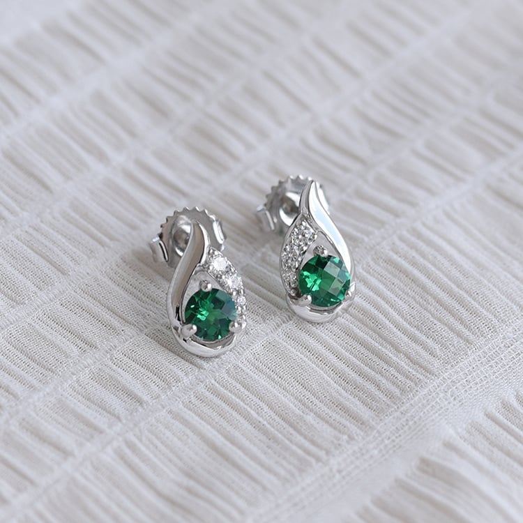 Silberne Ohrringe mit simulierten Smaragden und Zirkonia Edily 74504