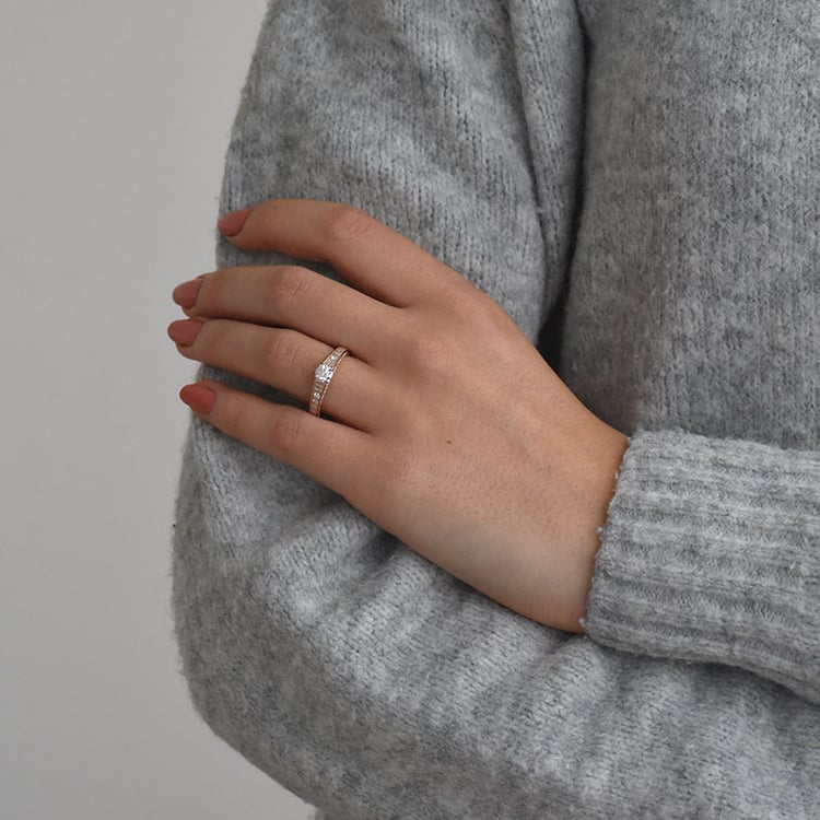 Rosegold Verlobungsring mit Diamanten auf dem Hand 73683