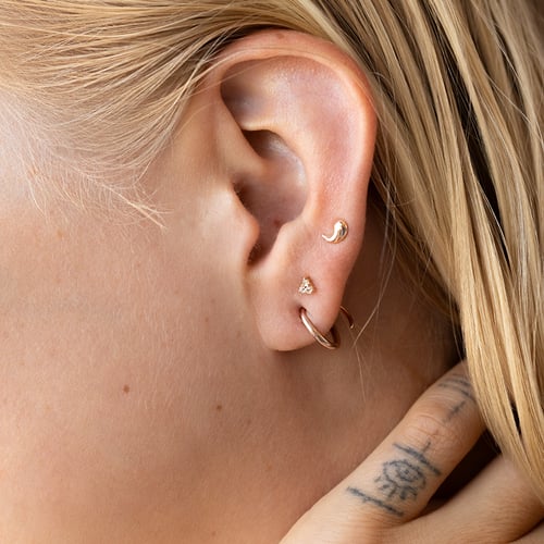Goldener Piercing Ohrstecker mit weißen Topasen Masha