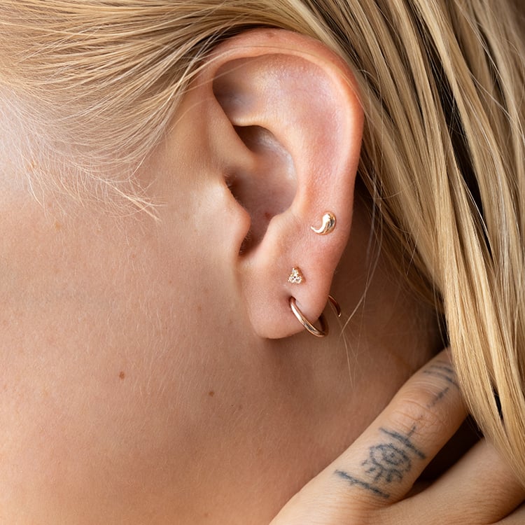 Goldener Piercing Ohrstecker mit weißen Topasen Masha 127866