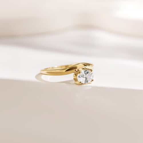 Atypischer Verlobungsring mit ovalem Diamanten Adina