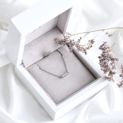 Minimalistisches Armband mit drei Diamanten Ohana