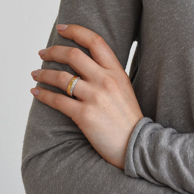 Eheringe aus mehrfarbigem Gold mit einem Diamanten Jannike 77042