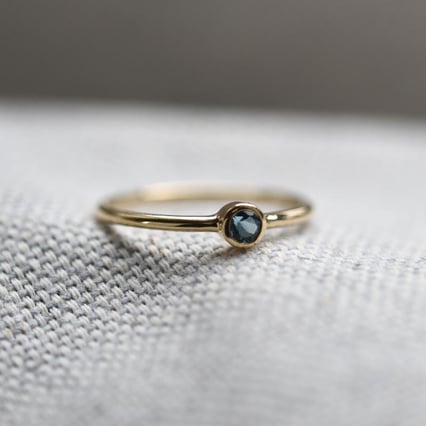 Goldener minimalistischer Ring mit London Topas Emilien