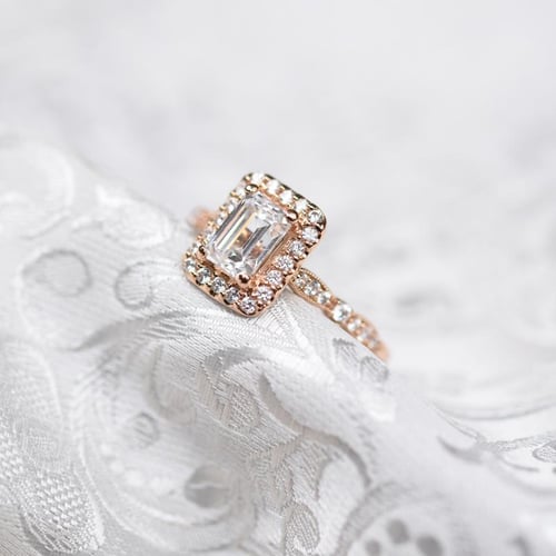 Verlobungsring mit Diamanten im Smaragdschliff Bina