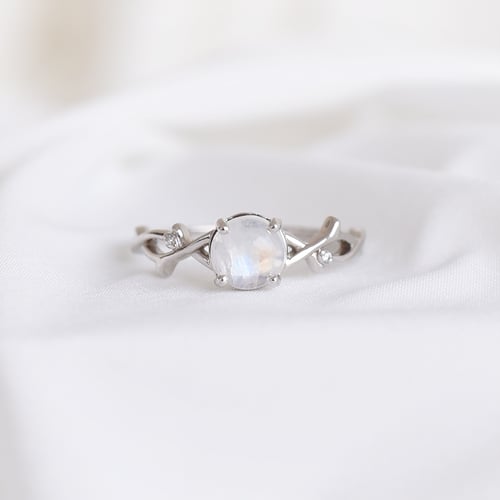 Romantischer Ring mit Mondstein und Diamanten Makena