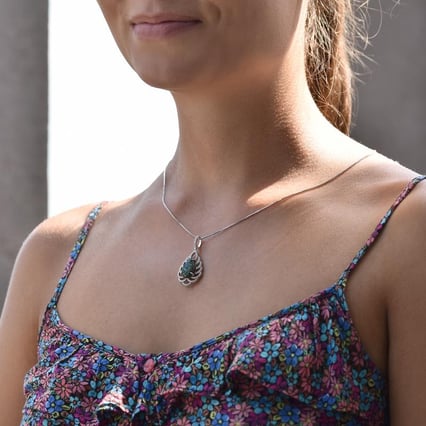 Silberner Anhänger mit schwarzem Opal und Zirkonia Sakia