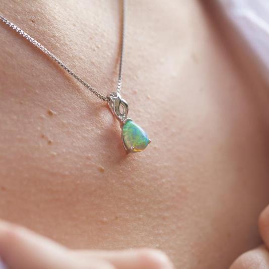 Grüner Opal Anhänger auf dem Hals 14700