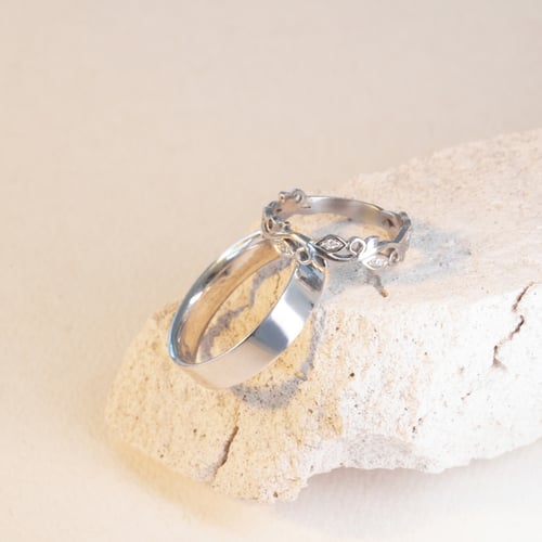 Eheringe mit einem Eternity-Ring und einem flachen Ring Seir