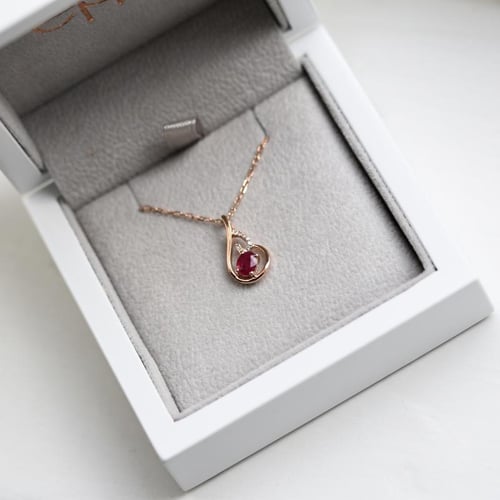 Elegante Anhänger mit Rubin und Diamanten Cor
