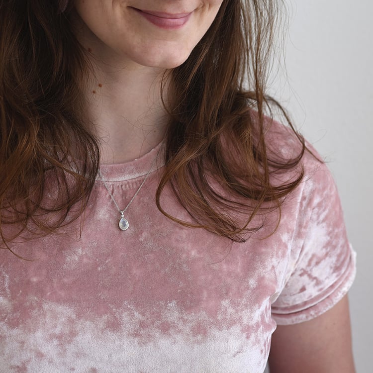 Goldene Anhänger mit Mondstein und Diamanten Moontly 65602