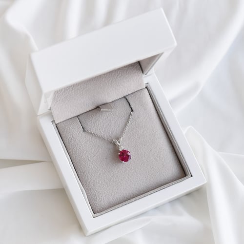 Goldener Rubinanhänger mit Diamant Emolyna